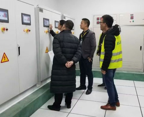 浩爽工程師正在檢測冷庫設備