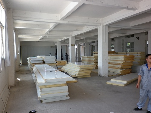 浩爽工作人員正在建造冷庫