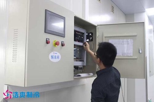浩爽工程師檢查冷庫控制箱