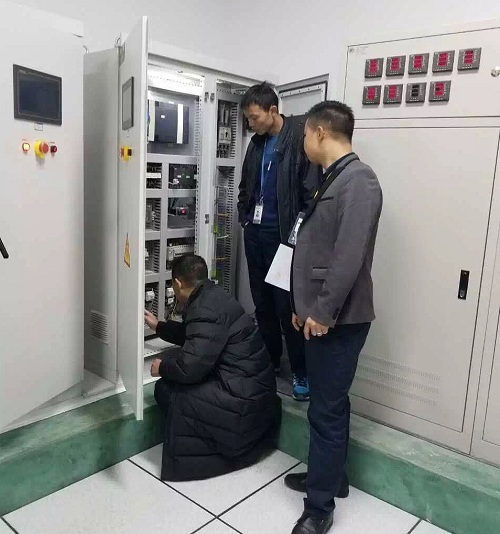 浩爽工程師正在檢修冷庫(kù)設(shè)備