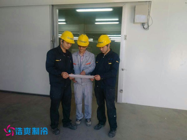 浩爽的工程技術人員正在交流冷庫工程管路走向問題