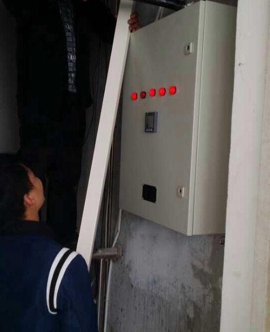 圖為工作人員正在檢查供電箱