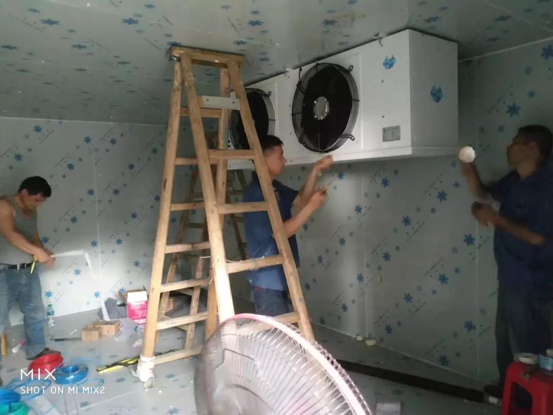 圖為安裝工人正在安裝冷風機