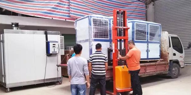 圖為工作人員正在卸貨
