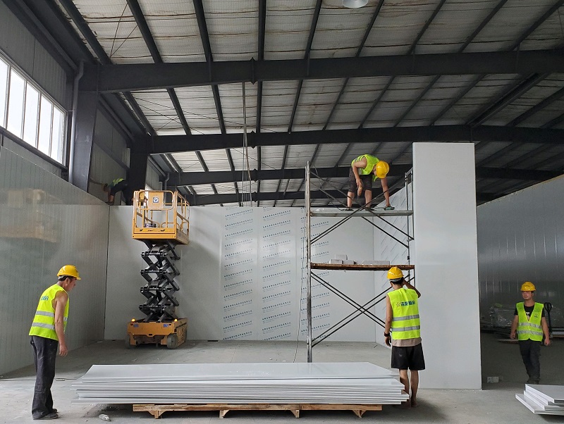 圖為浩爽工人正在搭建冷庫