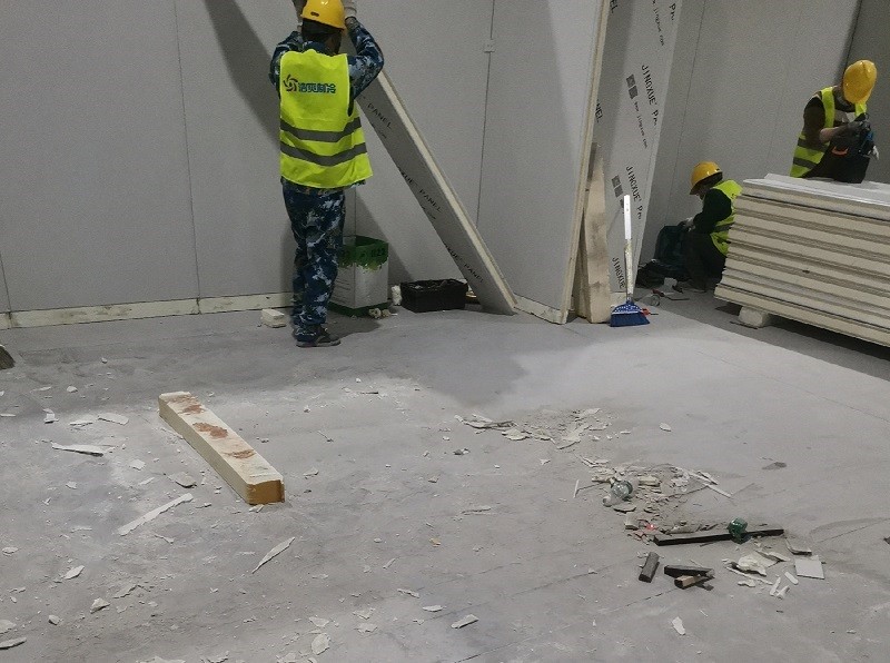 圖為浩爽工人正在搭建庫板