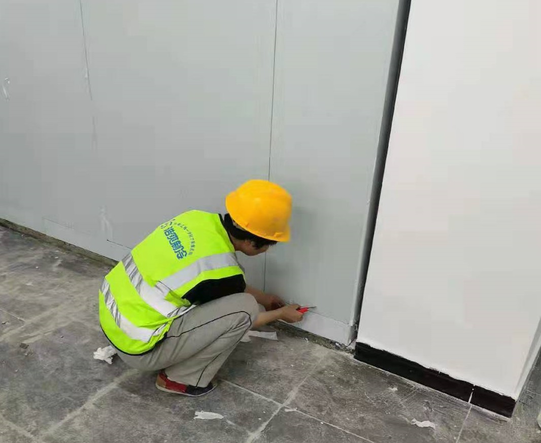 圖為浩爽工人正在清理庫板保護膜