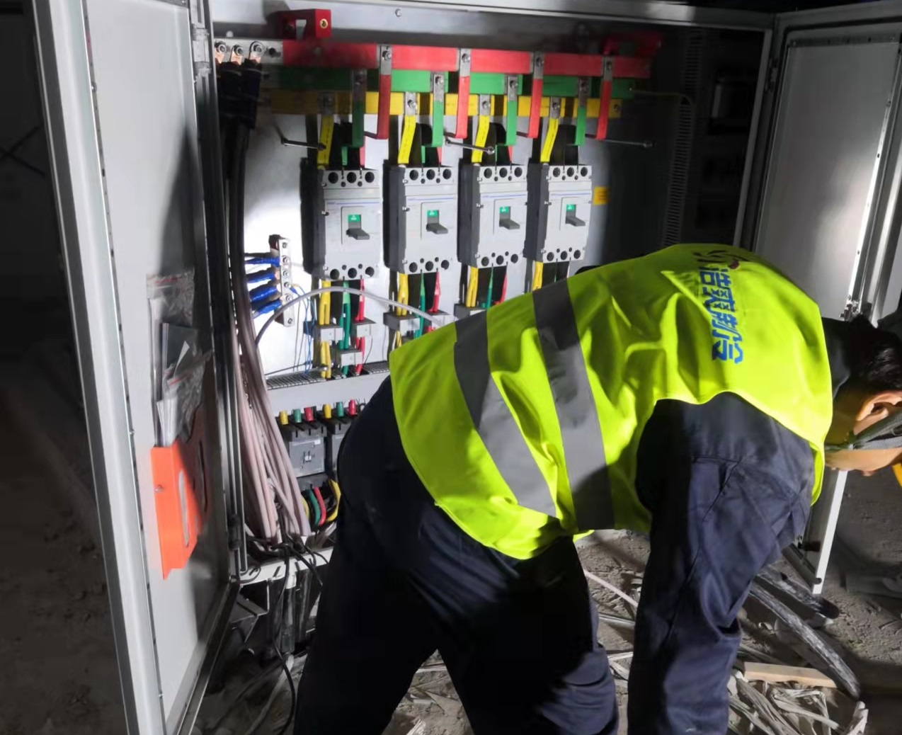 圖為浩爽工人正在安裝電控