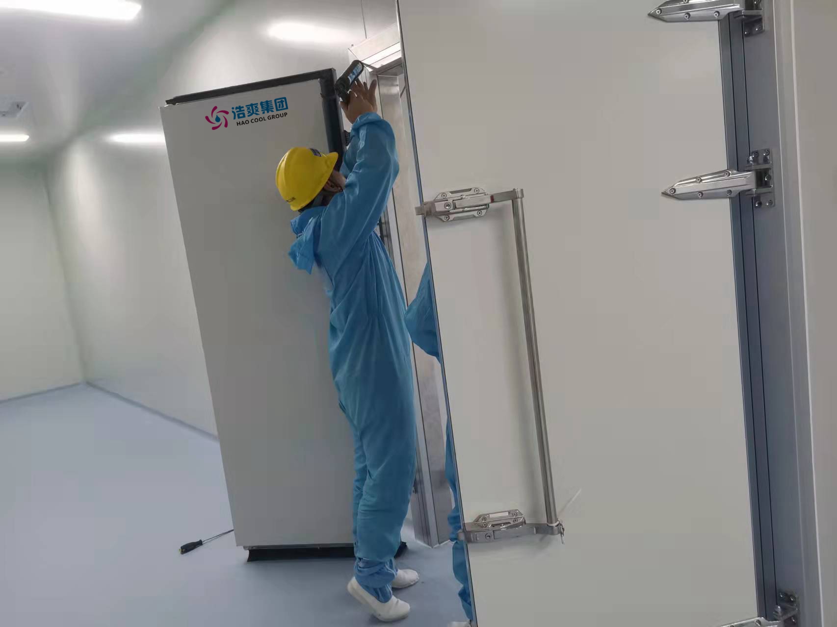 圖為浩爽工人正在打膠