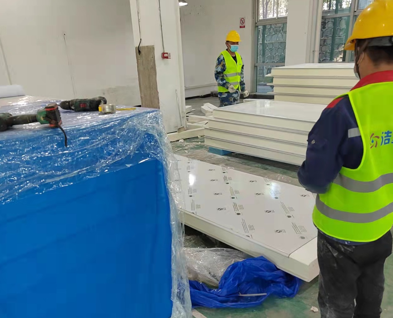 圖為浩爽工人正在搭建庫板