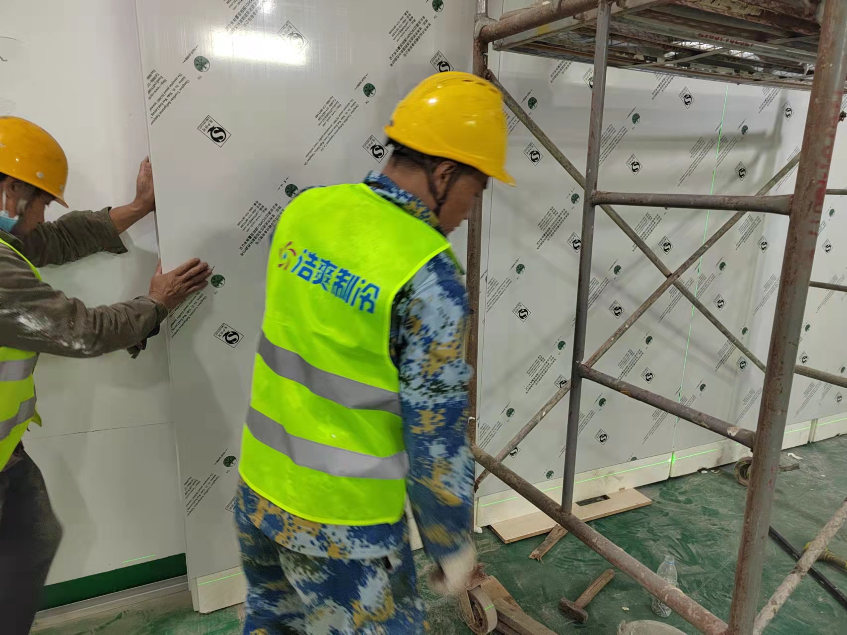 圖為浩爽工人正在搭建庫板