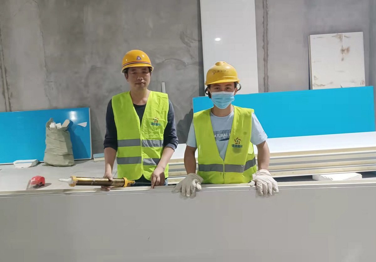 圖為浩爽工人正在搭建庫板