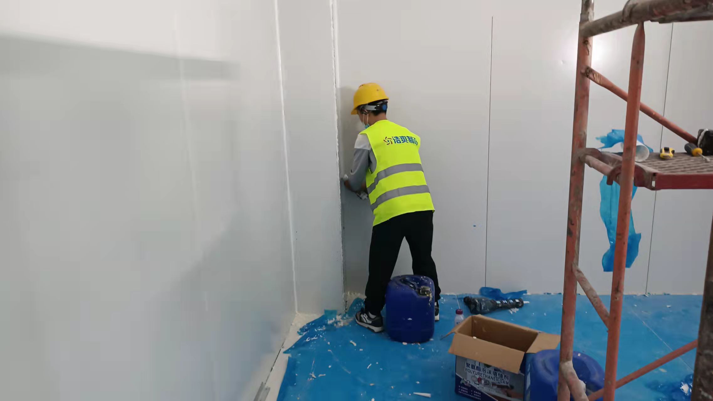 圖為浩爽工人正在打膠