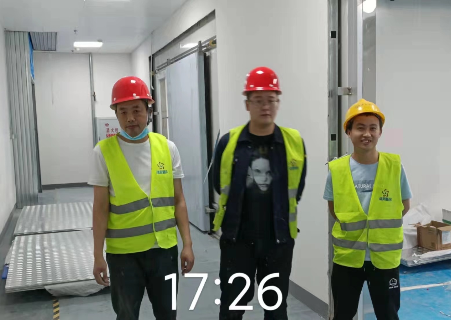 浩爽工人施工合影