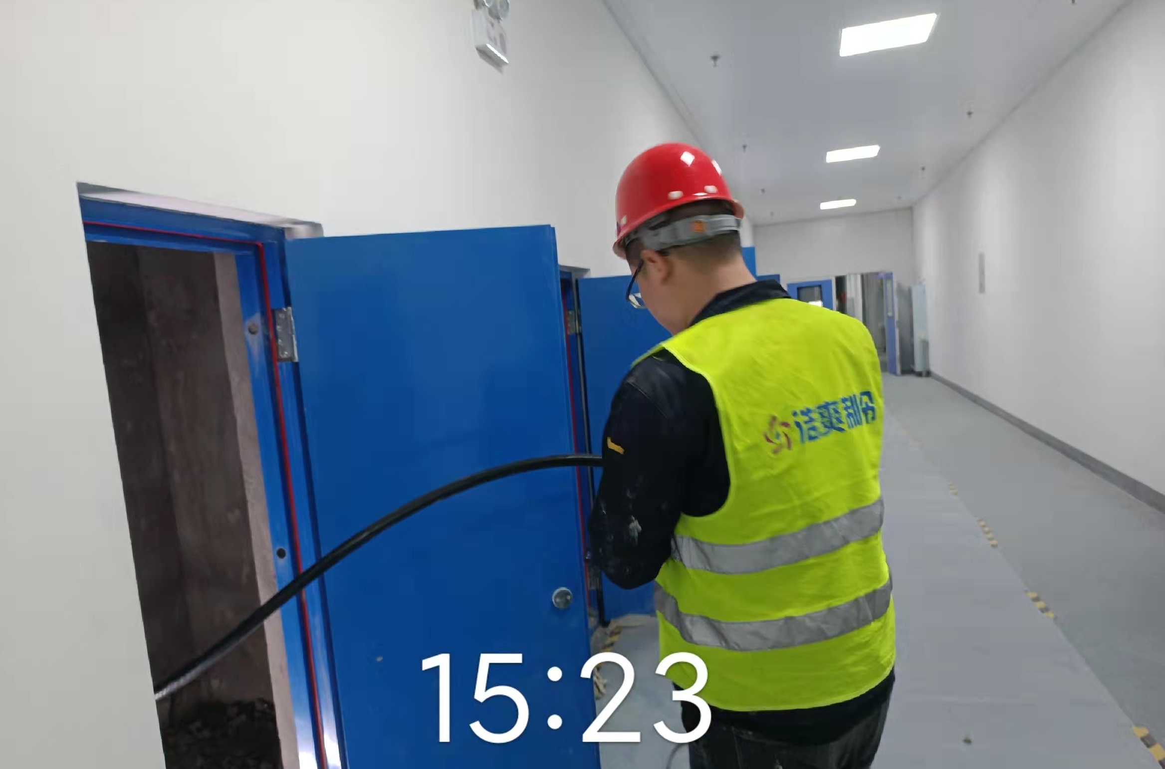 圖為浩爽工人正在放電纜線
