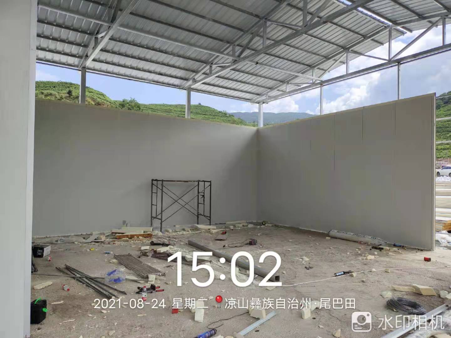 圖為正在搭建庫板