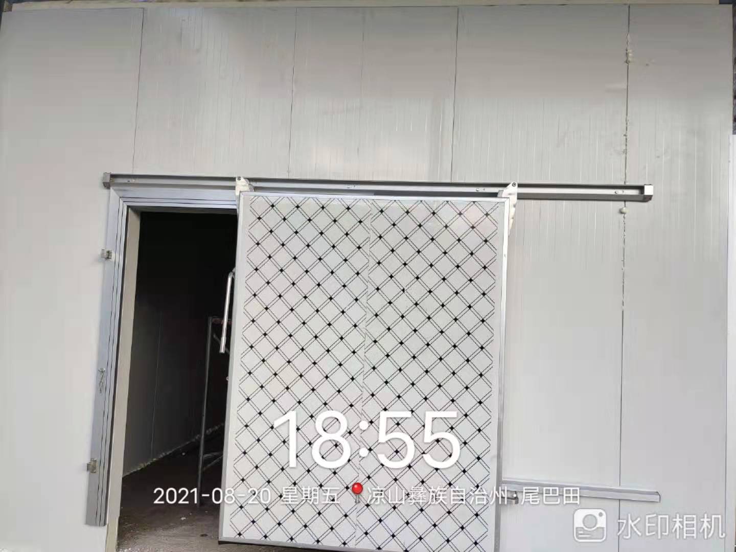 圖為正在安裝庫門