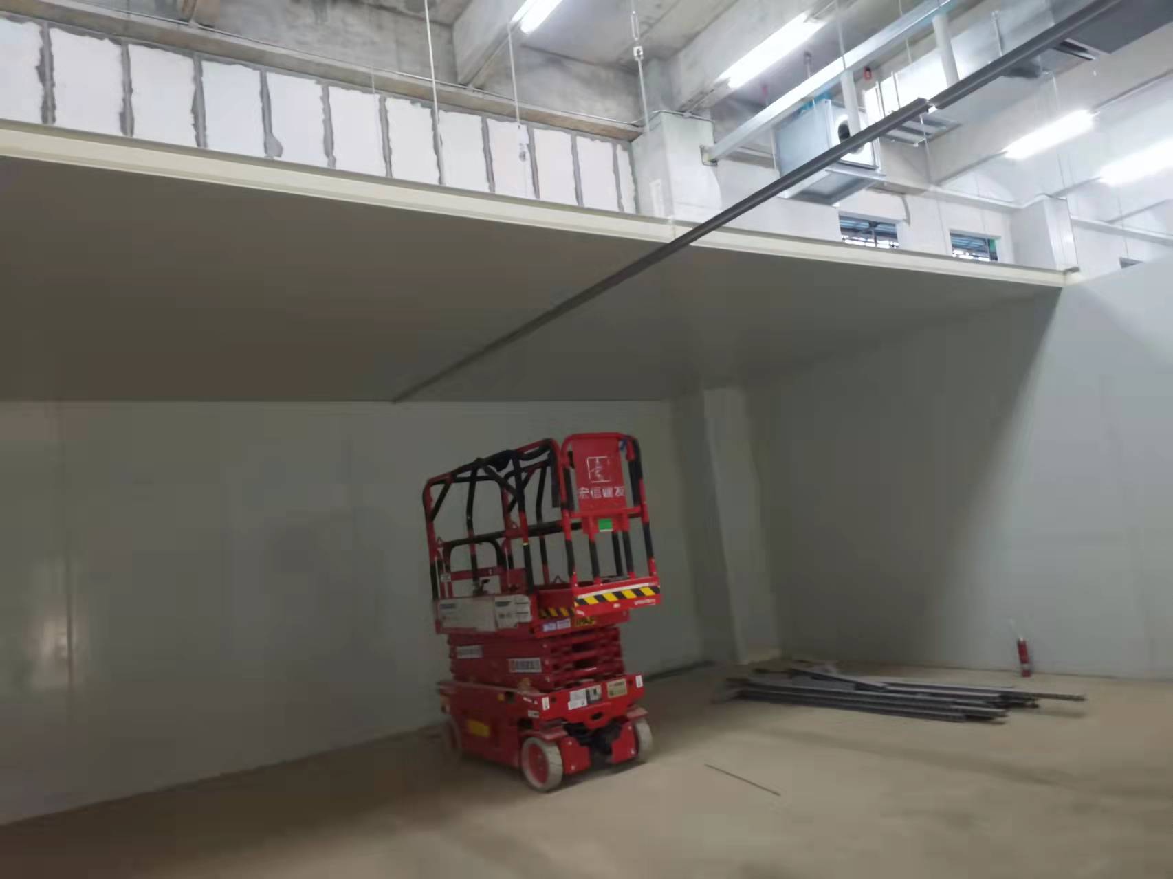 圖為正在搭建頂板