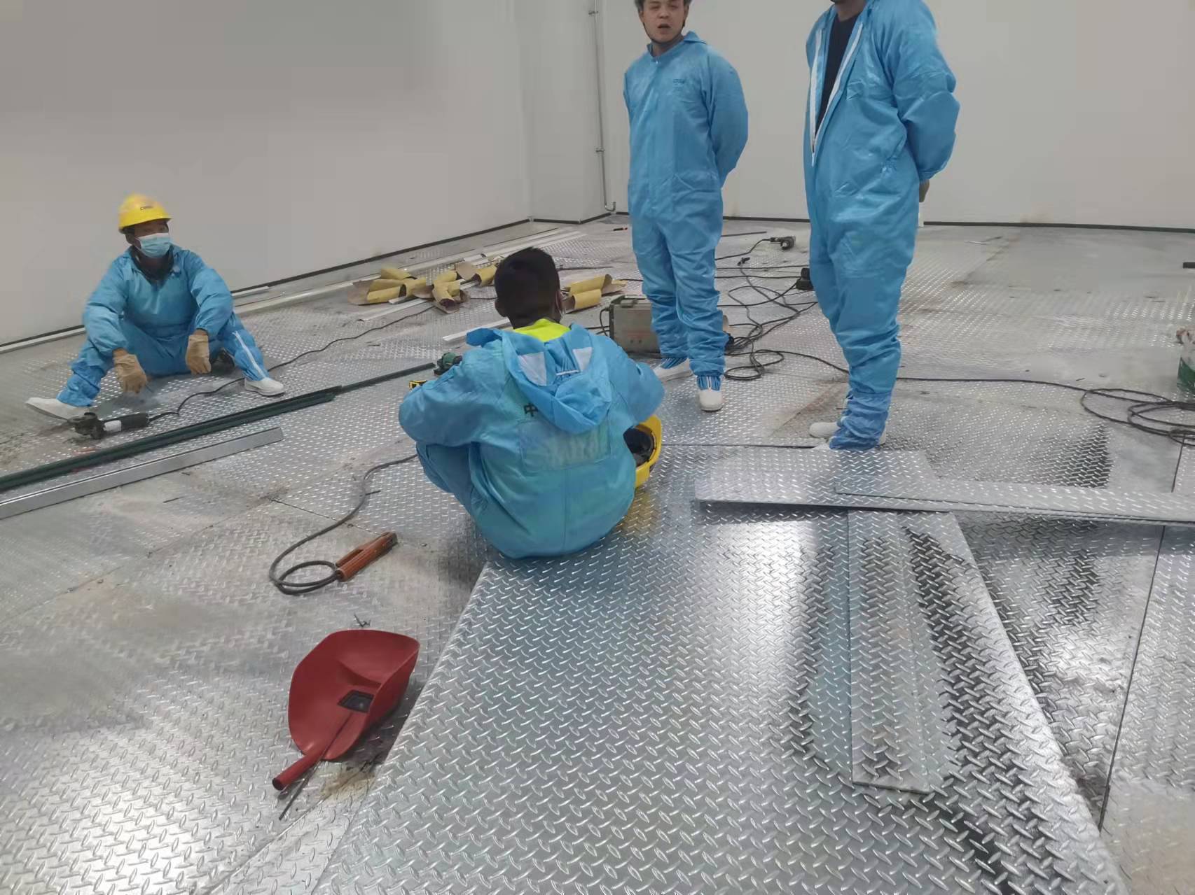 圖為浩爽工人正在安裝不銹防滑鋼板