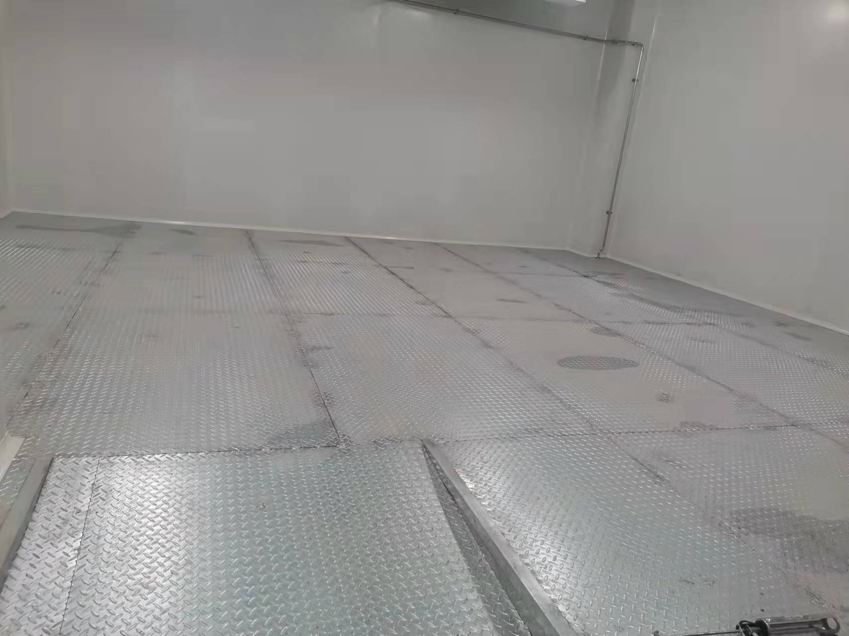 圖為庫內(nèi)鋼板鋪設(shè)完工實(shí)拍