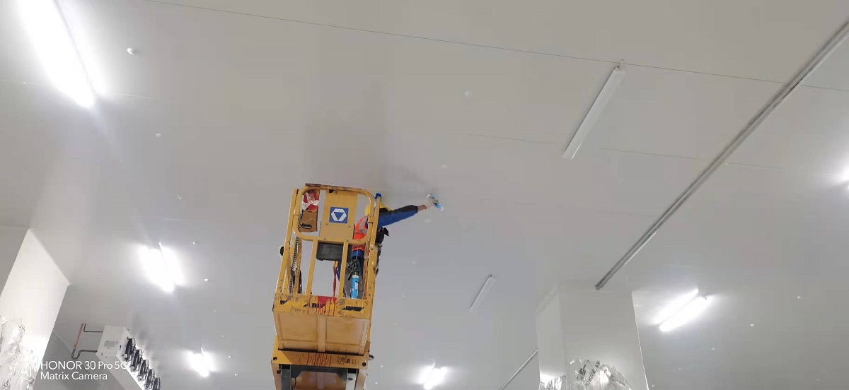圖為浩爽工人正在對頂板進行打膠