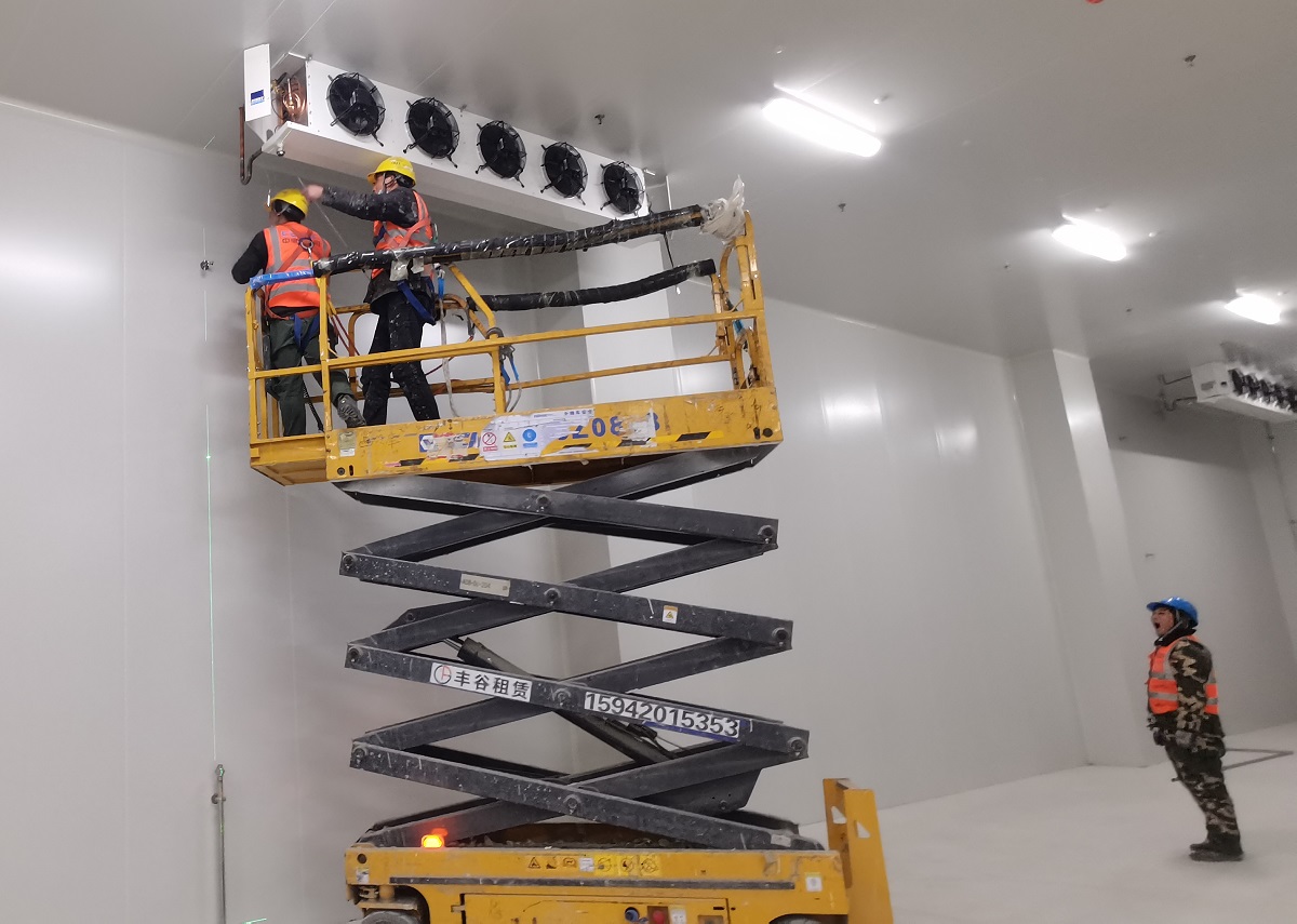 圖為浩爽工人正在安裝冷風機