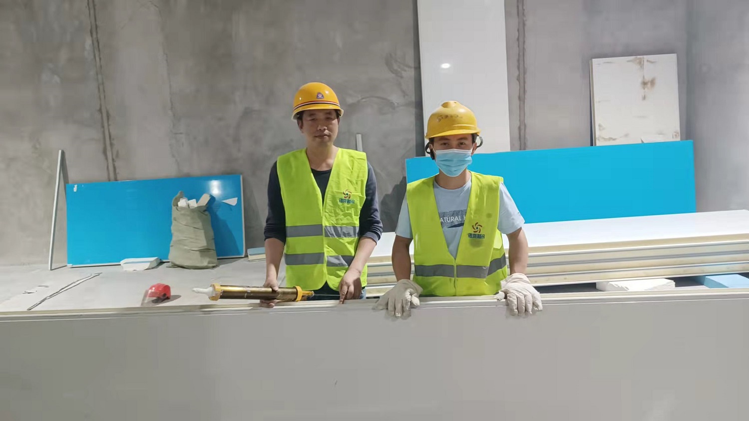 圖為浩爽工人正在搭建庫板