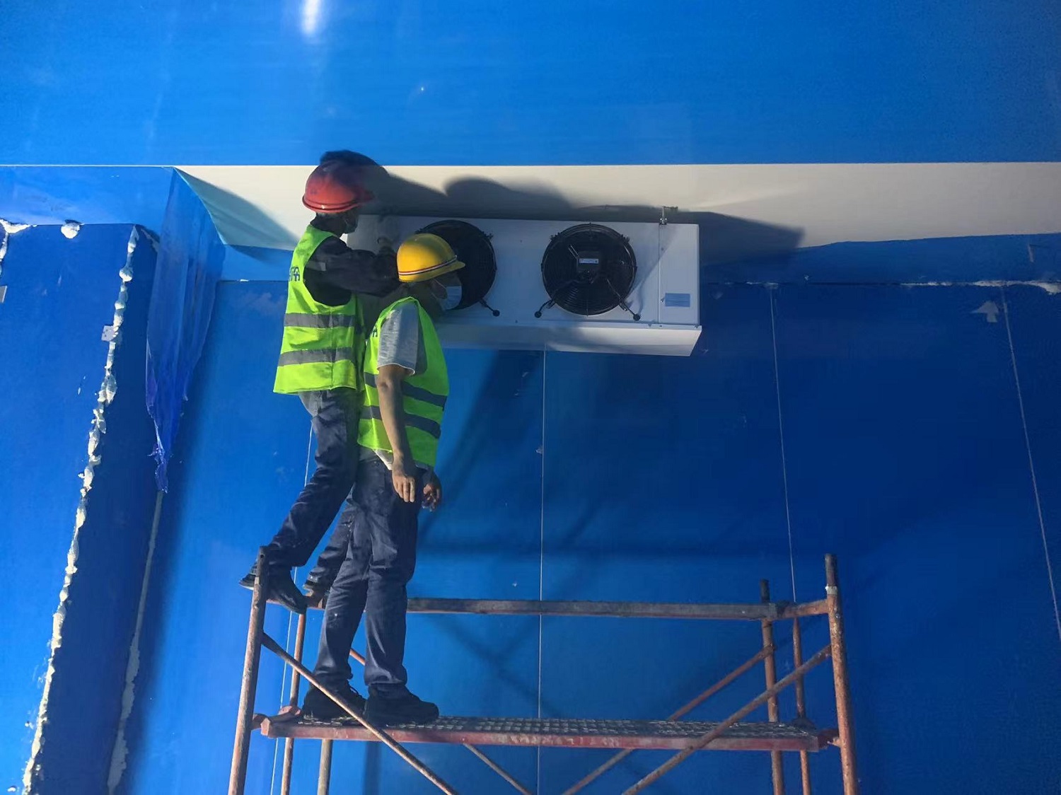 圖為浩爽工人正在安裝冷風機