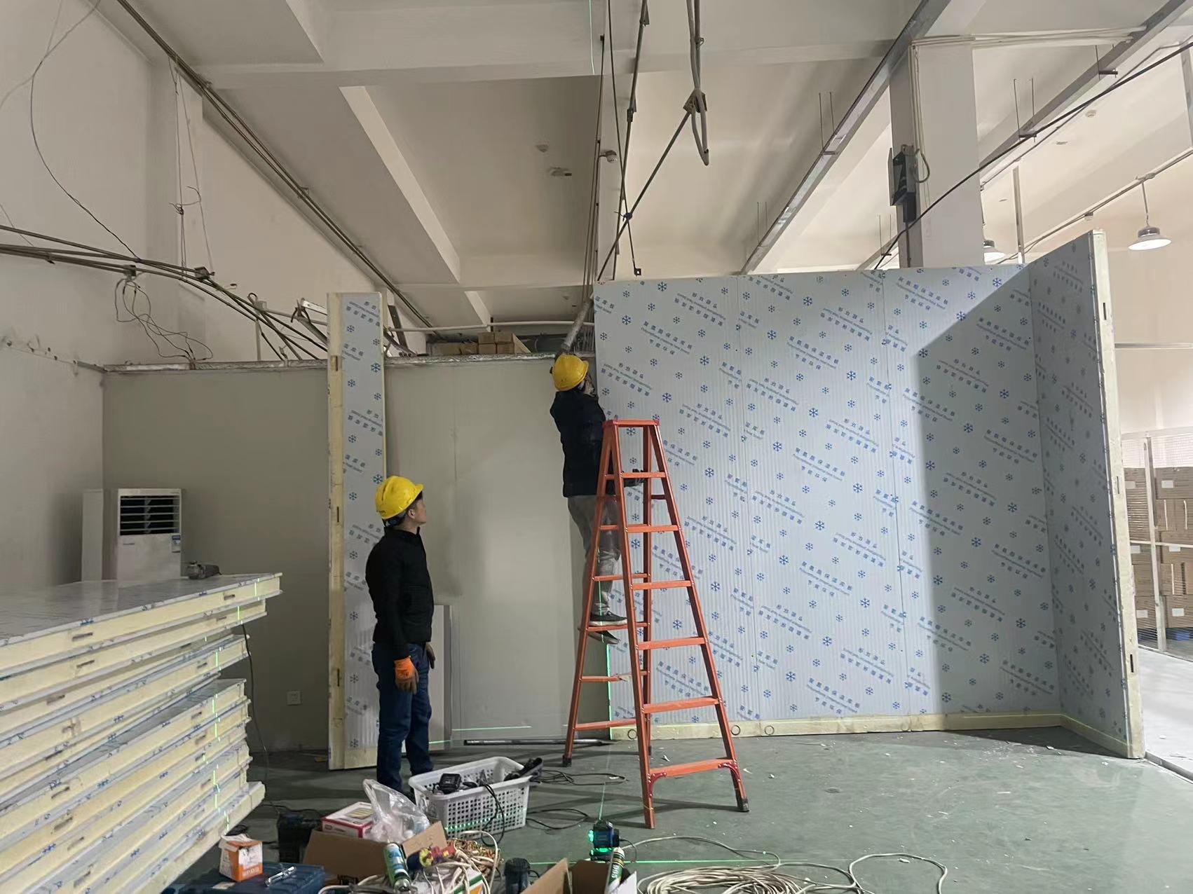 圖為浩爽工人正在搭建庫板