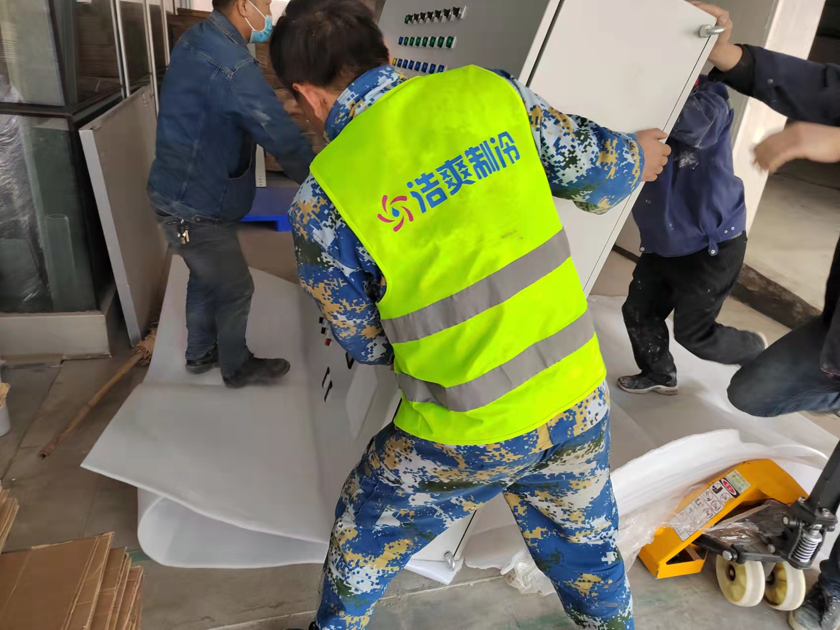 圖為浩爽工人正在搬運電控設備