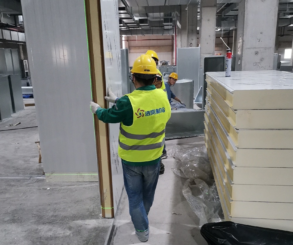 圖為浩爽工人正在搭建庫(kù)板
