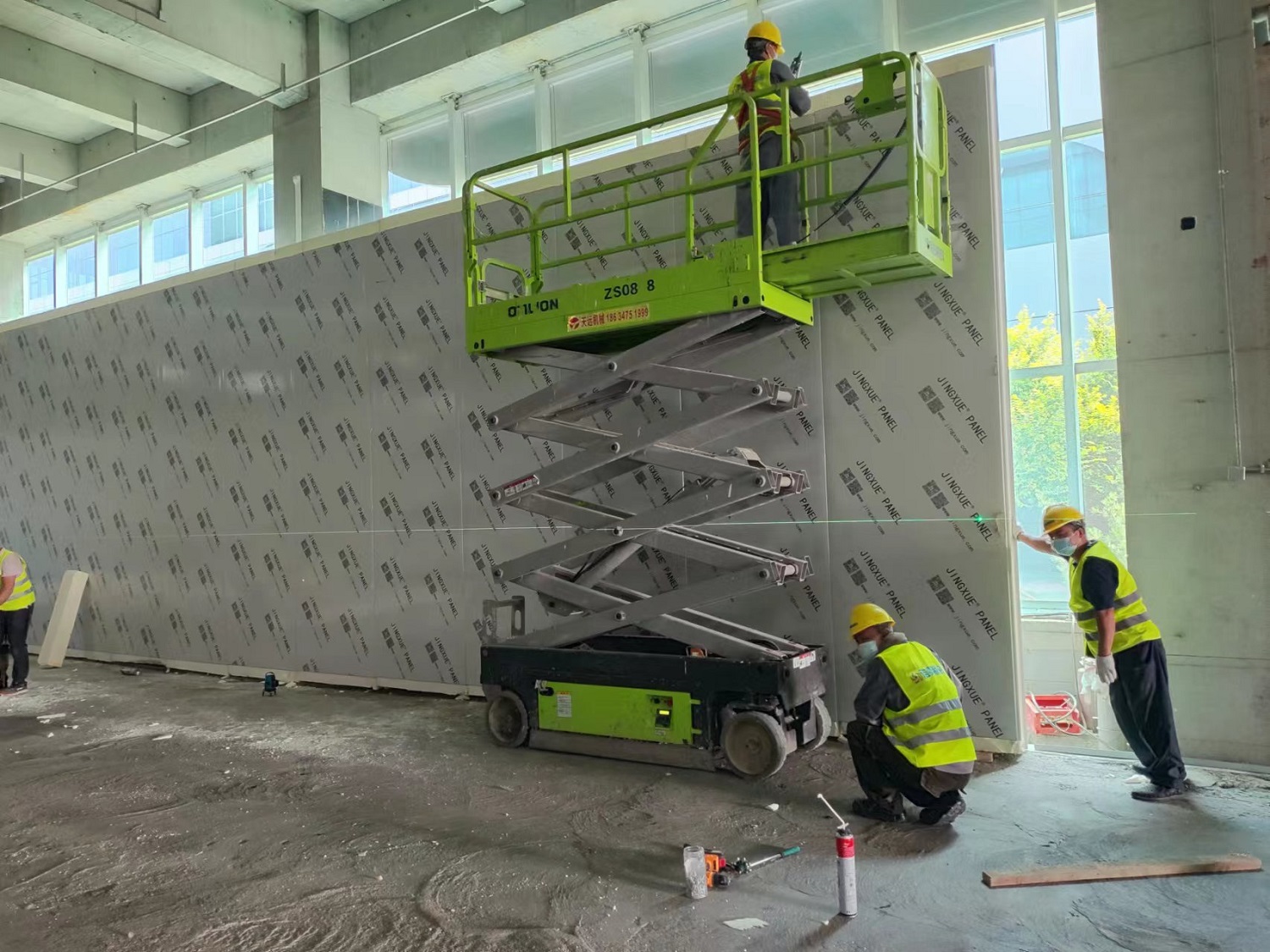 圖為浩爽工人正在搭建庫(kù)板