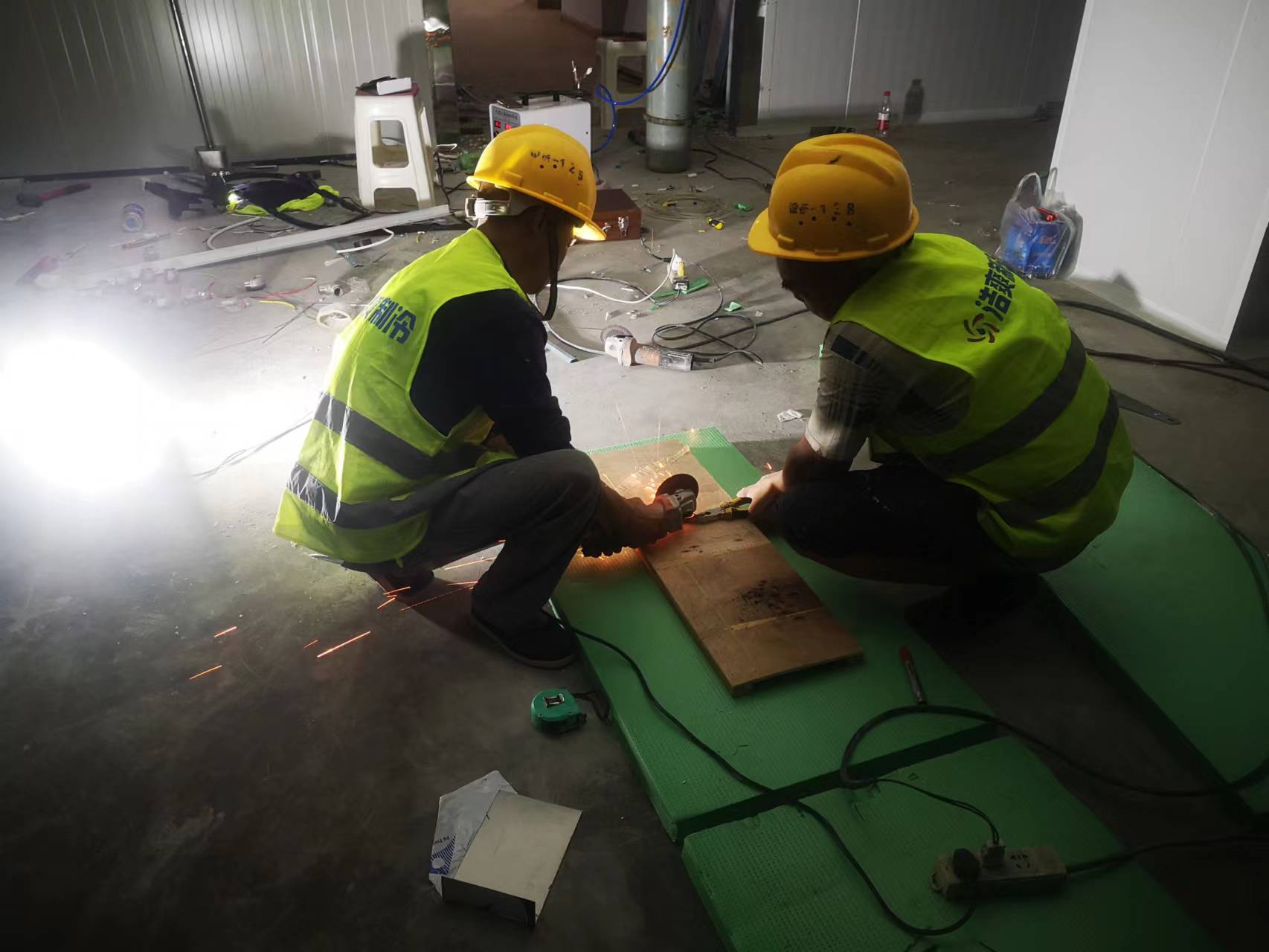 圖為浩爽工人正在切割銅管