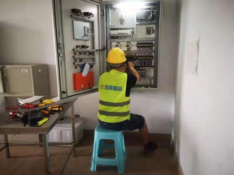 圖為浩爽工人正在安裝控電箱