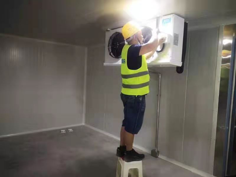 圖為浩爽工人正在安裝冷風機