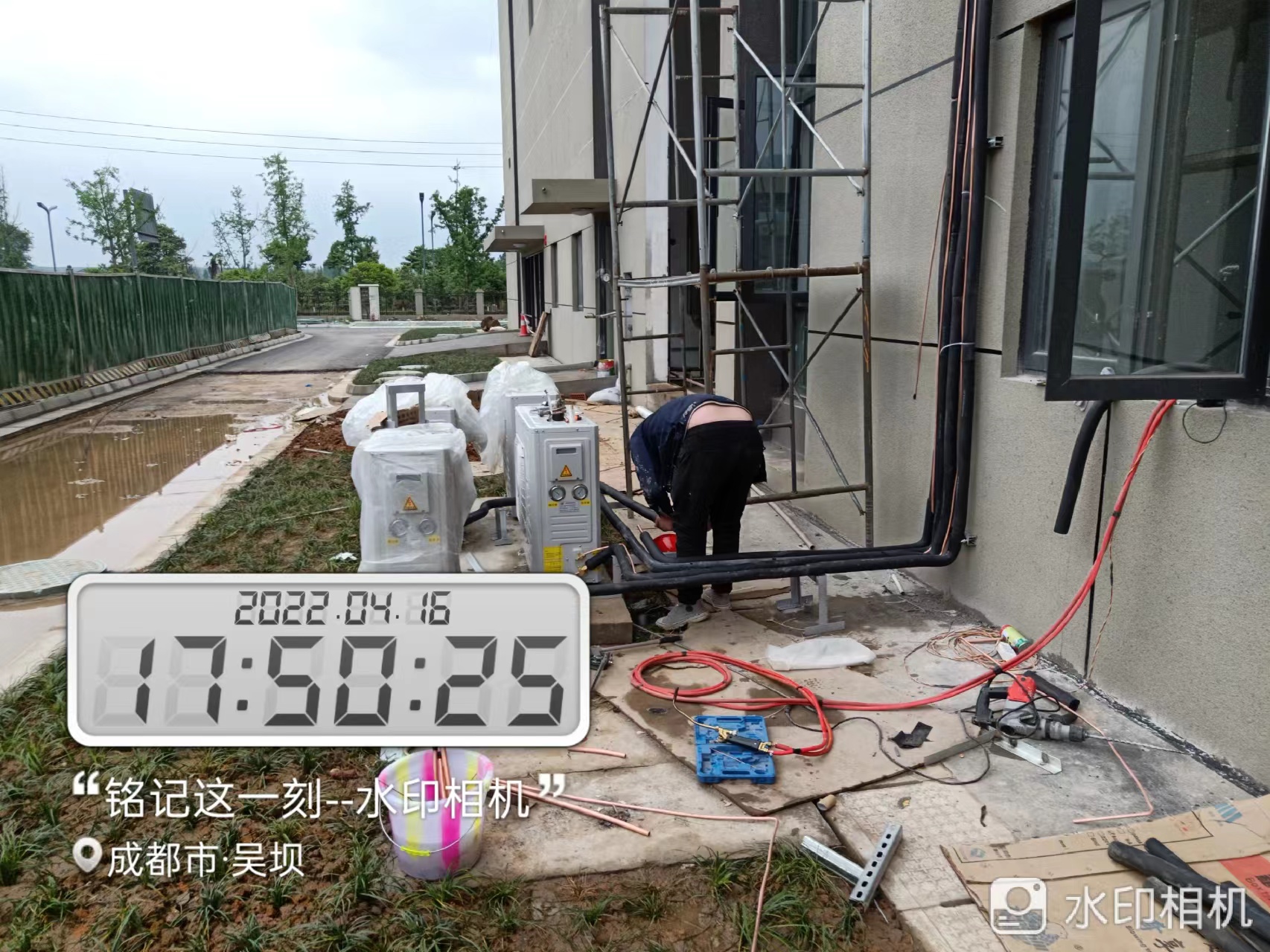 圖為浩爽工人正在安裝艾默生谷輪渦旋變頻壓縮機