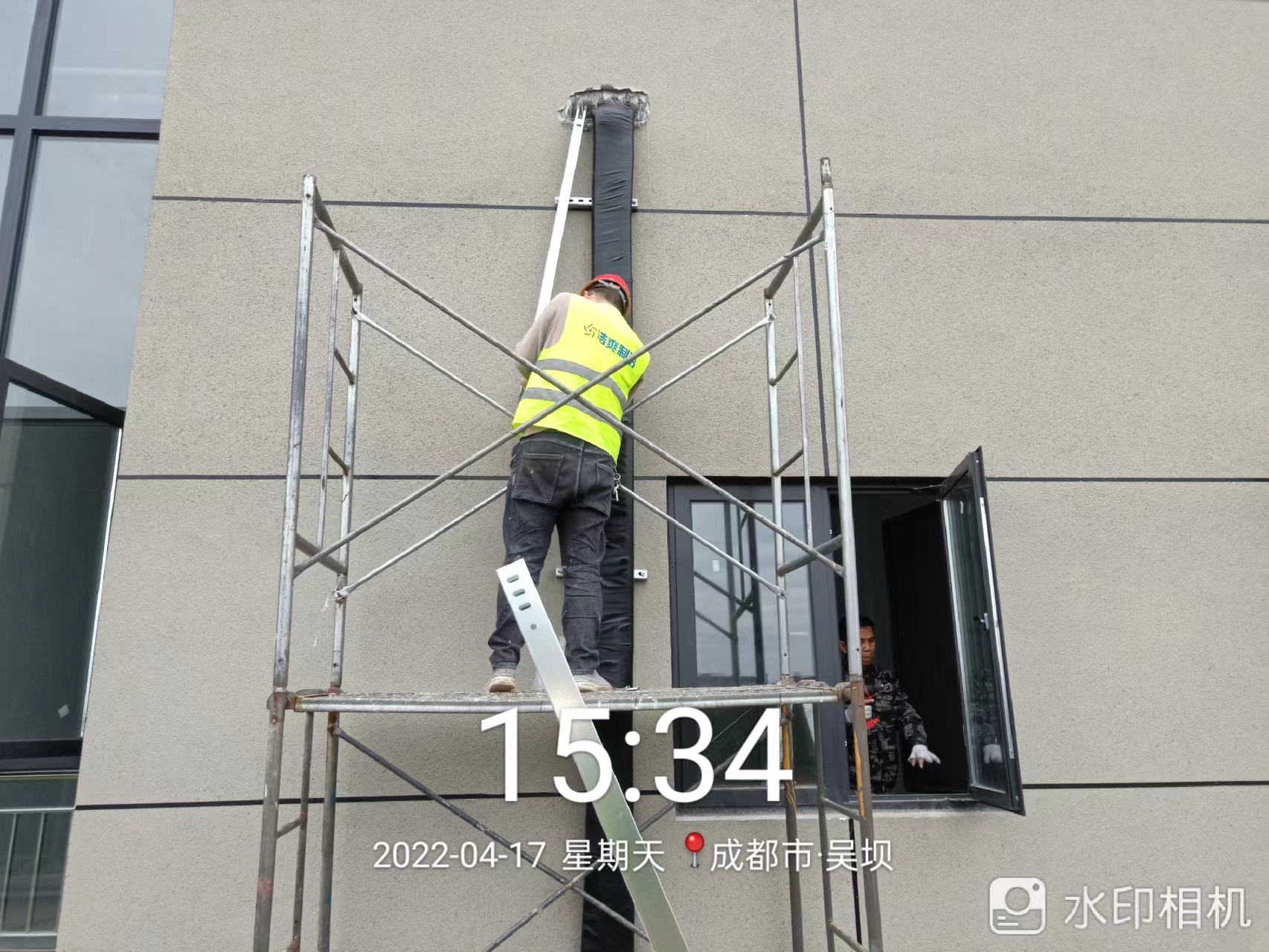 圖為浩爽工人正在安裝橋架
