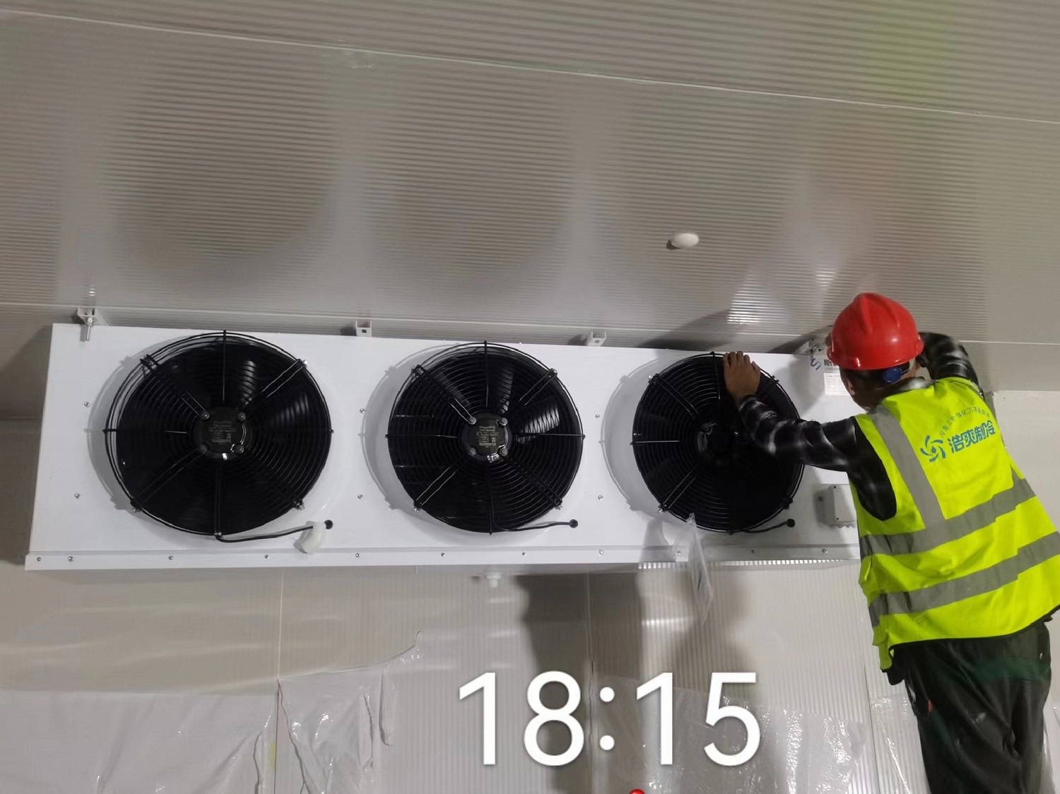 圖為浩爽工人正在安裝冷風機