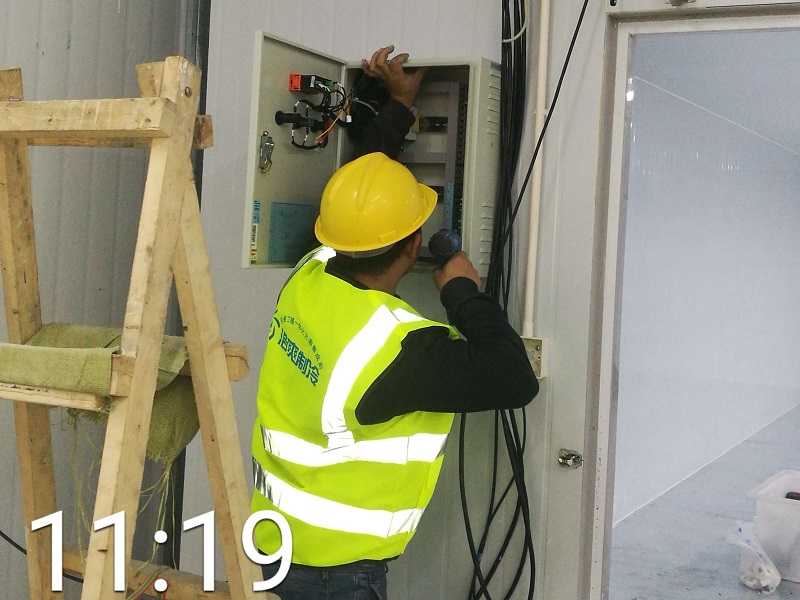 圖為浩爽工人正在安裝電控箱
