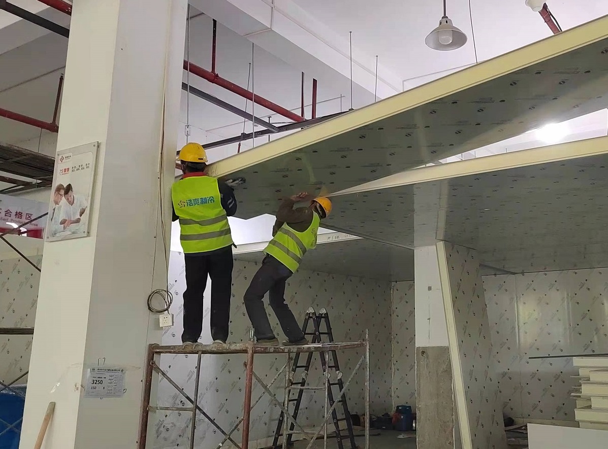 圖為浩爽工人正在搭建庫板