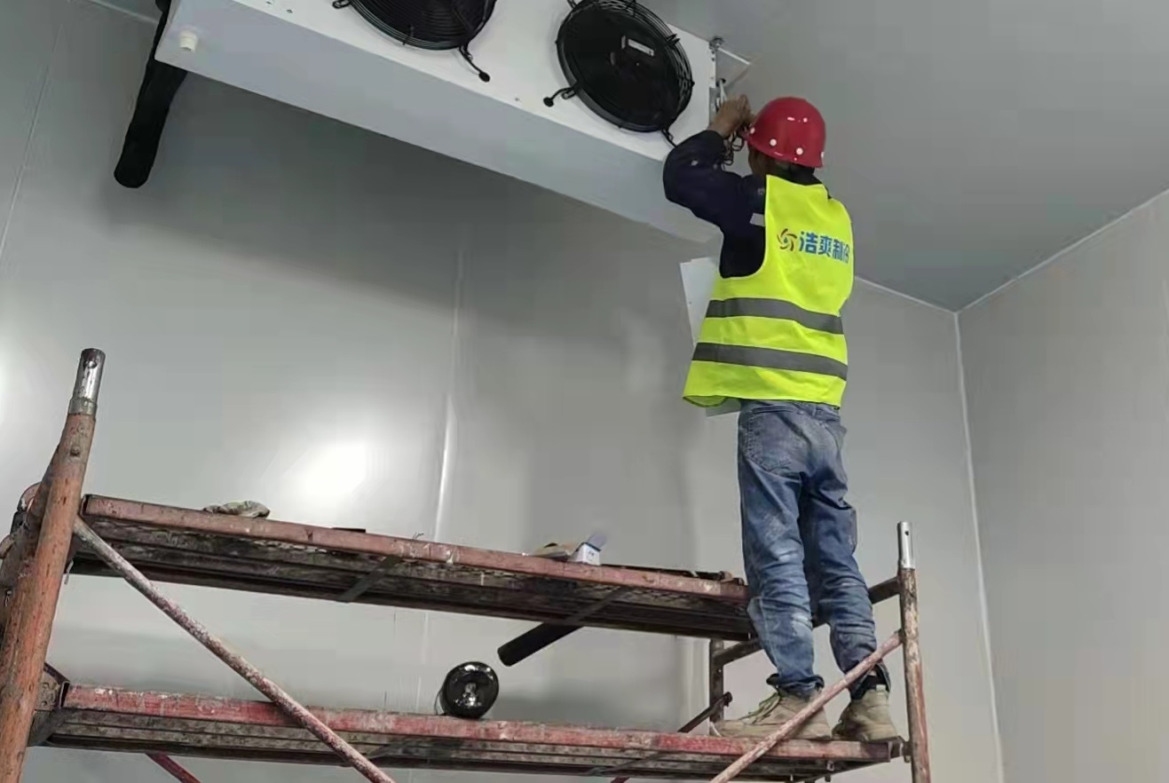 圖為浩爽工人正在安裝冷風機