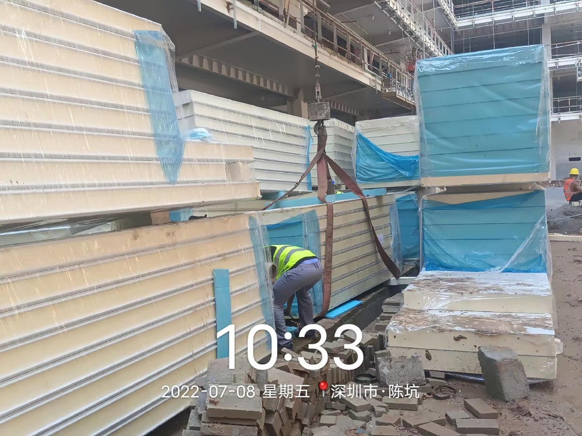 圖為浩爽工人正在吊庫板