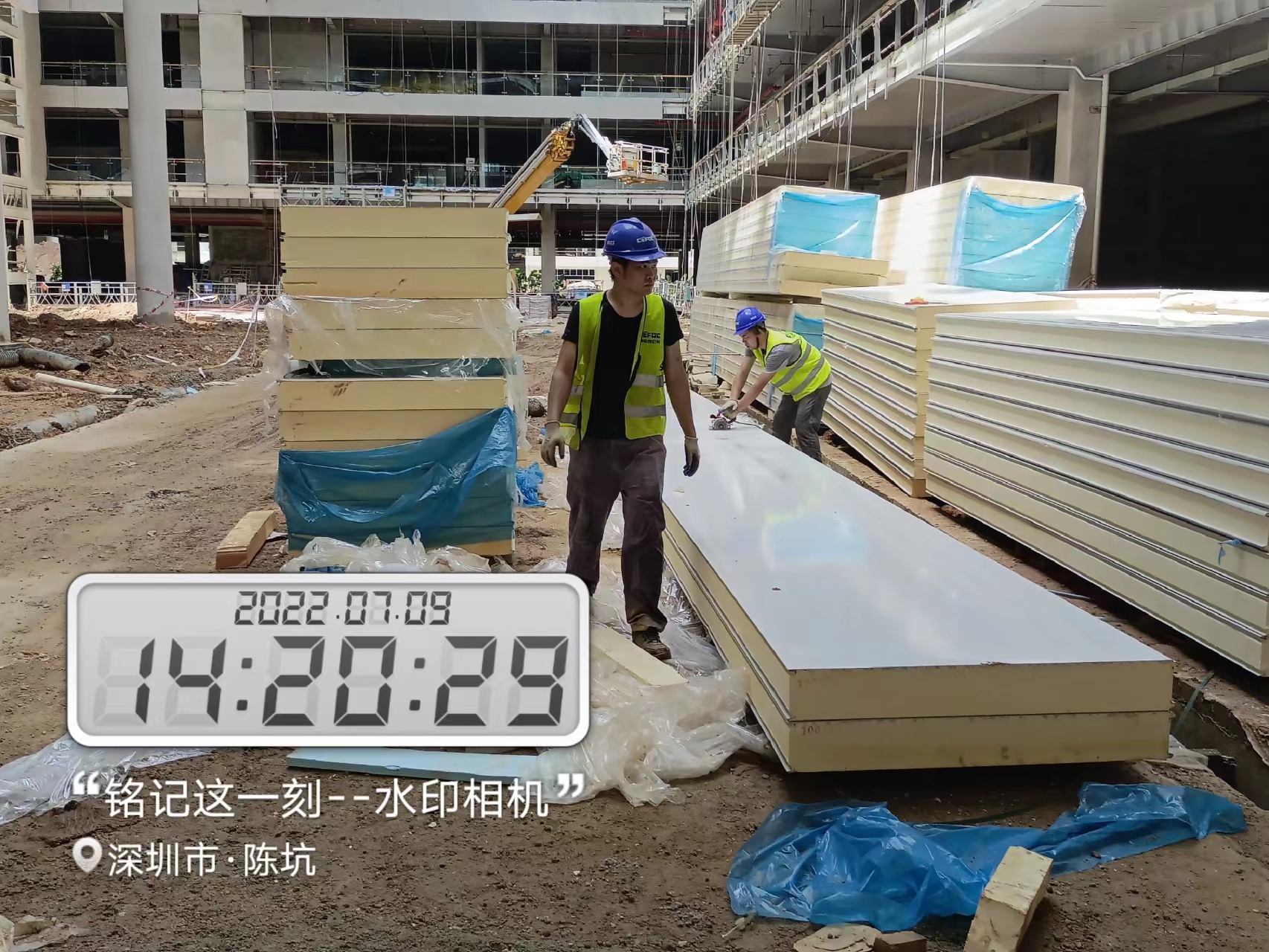 圖為浩爽工人正在吊庫板
