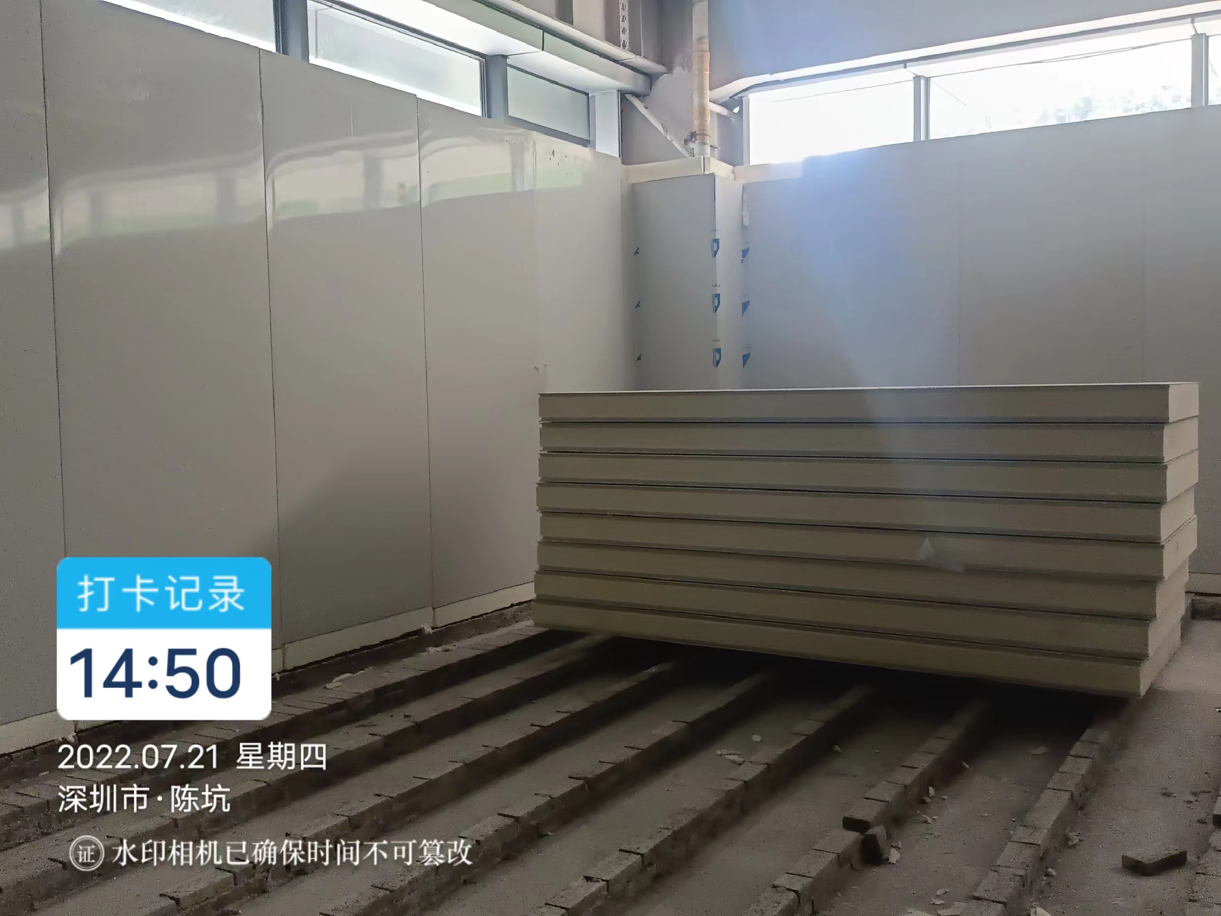 圖為工人們正在搭建庫板