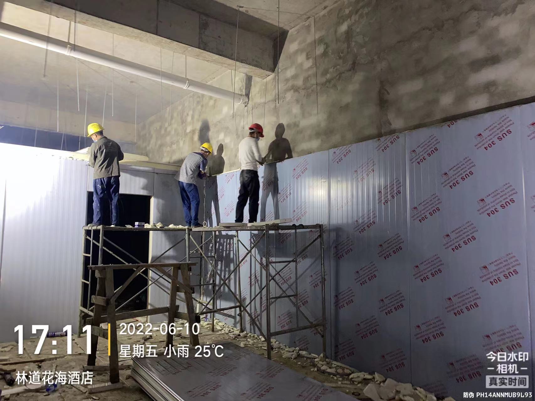 圖為浩爽工人正在搭建庫板