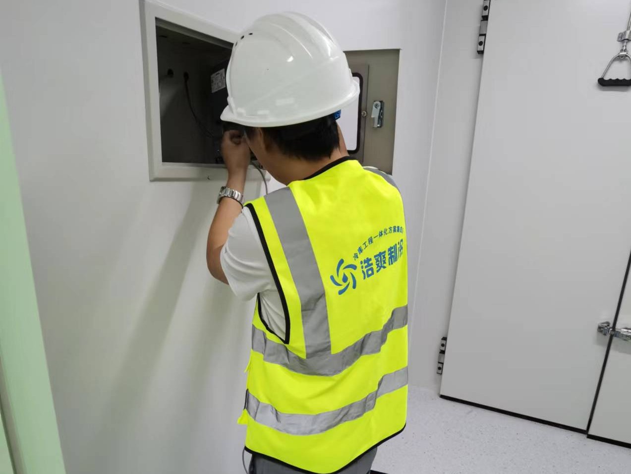 圖為浩爽工人正在安裝溫度控制器