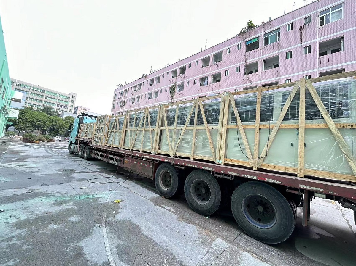 圖為制冷機(jī)組設(shè)備到貨