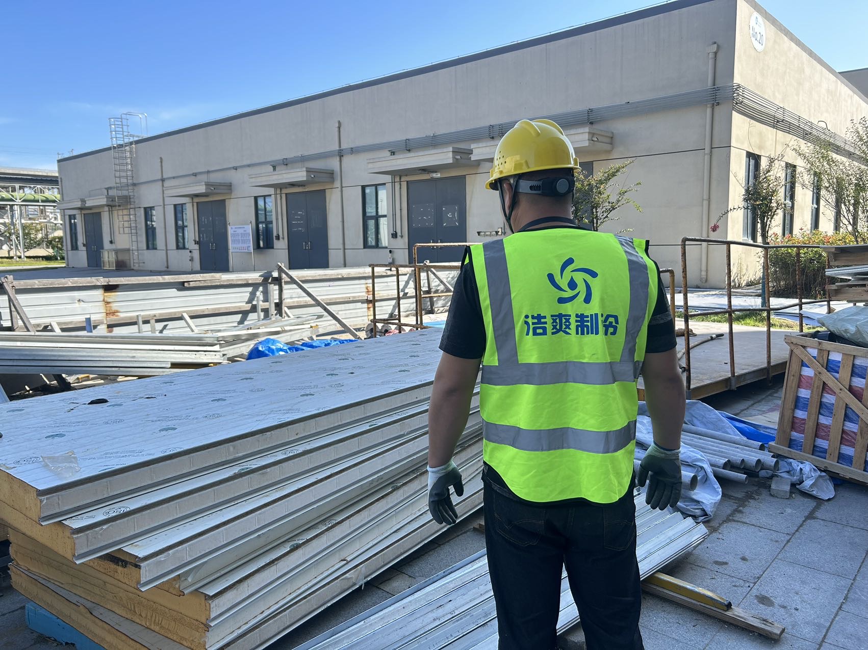圖為100mm聚氨酯雙面彩鋼保溫板