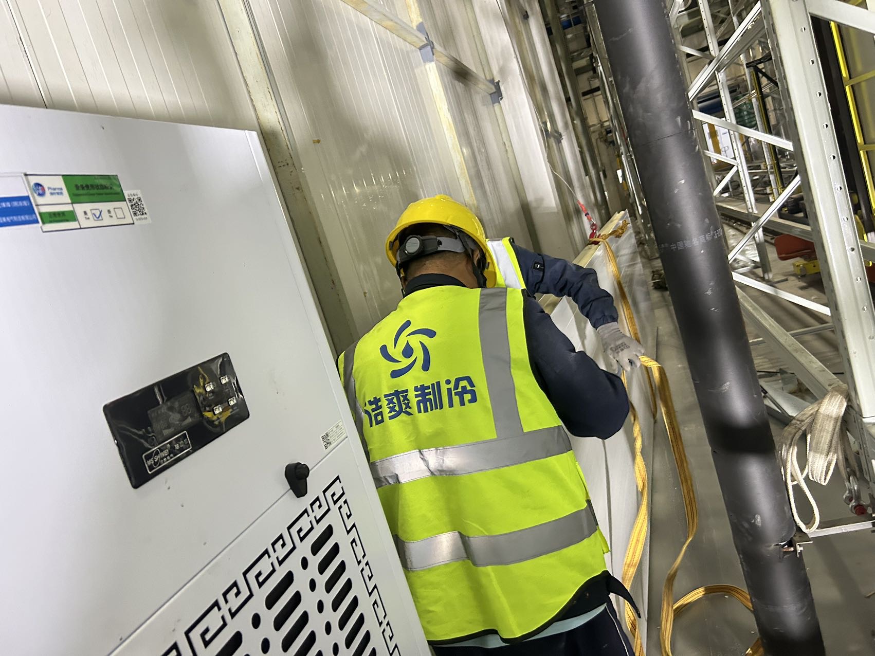 圖為浩爽工人正在吊裝庫頂板
