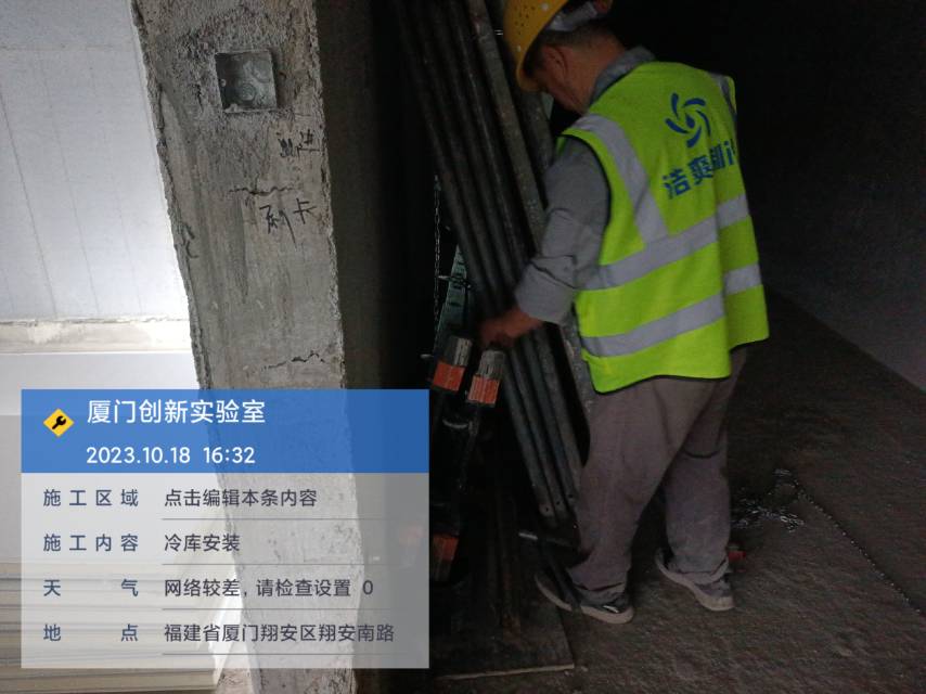 圖為浩爽工人正在搬運腳手架